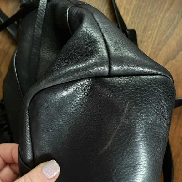 Vince Camuto black leather bucket crossbody bag, cinch top and tassels - Picture 16 of 17